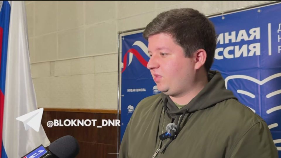 В честь погибшего журналиста Александра Мартемьянова в школе Донецка открыли Парту Героя