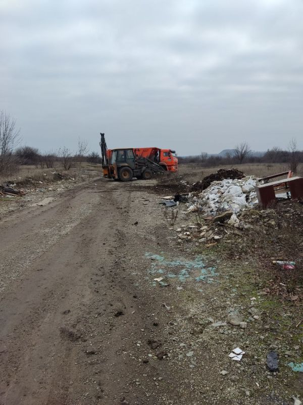 На окраинах Ждановки продолжается масштабная уборка незаконных свалок На окраинах Ждановки продолжается масштабная уборка незаконных свалок