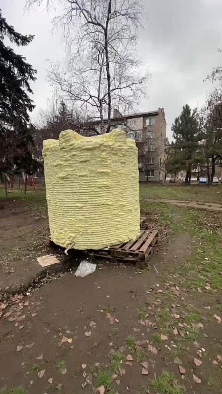 В Енакиево баки для воды облепили монтажной пеной перед сложной зимой ДНР