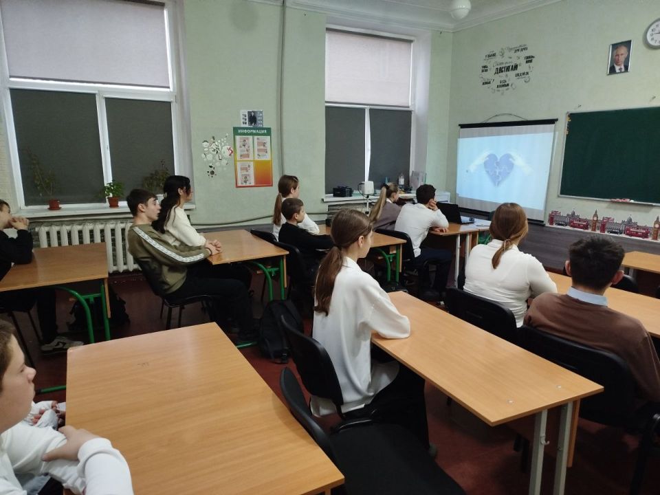 В школах Ждановки занятия посвятили Дню добровольца В школах Ждановки занятия посвятили Дню добровольца
