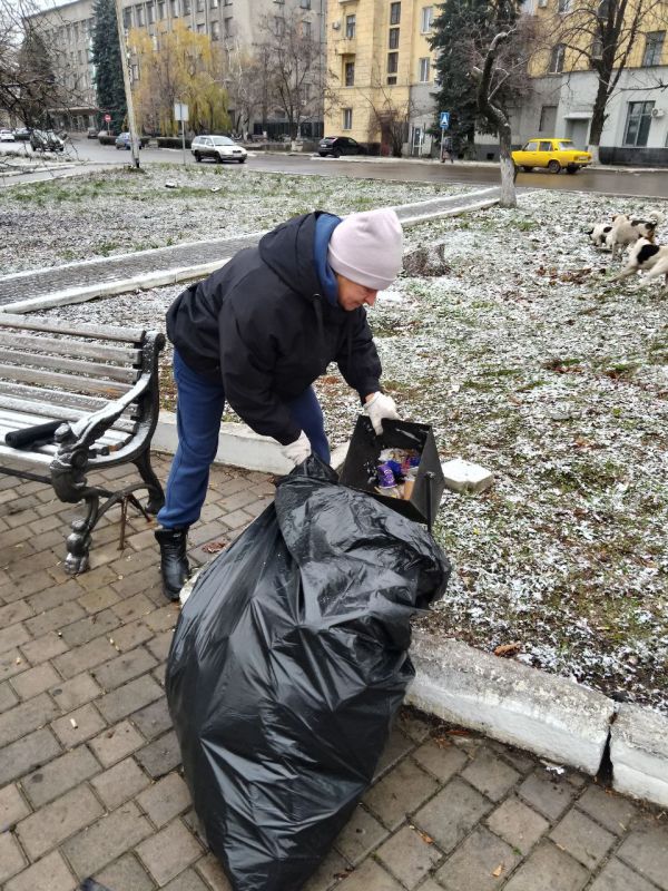 Сегодня, 5 декабря 2025 года, в городском округе Дебальцево прошёл экологический субботник, посвящённый уборке Центральной площади города и прилегающей территории Сегодня, 5 декабря 2025 года, в городском округе Дебальцево прошёл экологический субботник, посвящённый уборке Центральной площади города и прилегающей территории