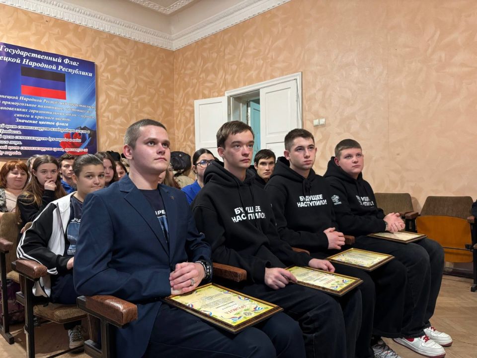 Сергей Ермаков: Провел встречу с юными снежнянцами, приуроченную ко Дню добровольцев (волонтеров) Сергей Ермаков: Провел встречу с юными снежнянцами, приуроченную ко Дню добровольцев (волонтеров)
