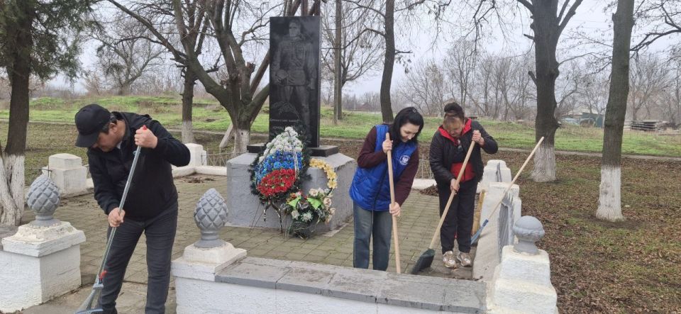 Сегодня в пгт Луганское прошел экологический субботник Сегодня в пгт Луганское прошел экологический субботник