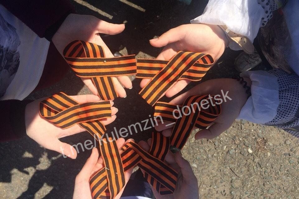 «День Георгиевской ленты». В преддверии Дня Георгиевской ленты в рамках проекта «Историческая память» партии «Единая Россия» активисты в Донецке раздавали георгиевские ленты