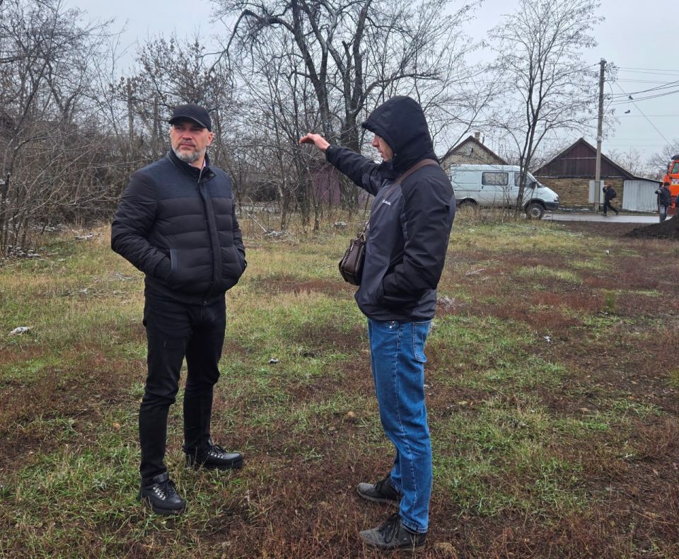 Сегодня глава муниципального образования городского округа Дебальцево Сергей Желновач провел объезд города Дебальцево с целью проверки текущего состояние благоустройства территории Сегодня глава муниципального образования городского округа Дебальцево Сергей Желновач провел объезд города Дебальцево с целью проверки текущего состояние благоустройства территории