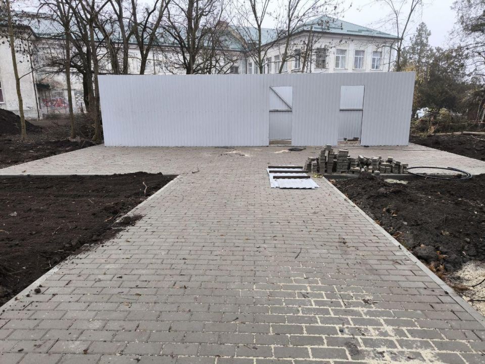 Якутия устанавливает качели в парке Докучаевска