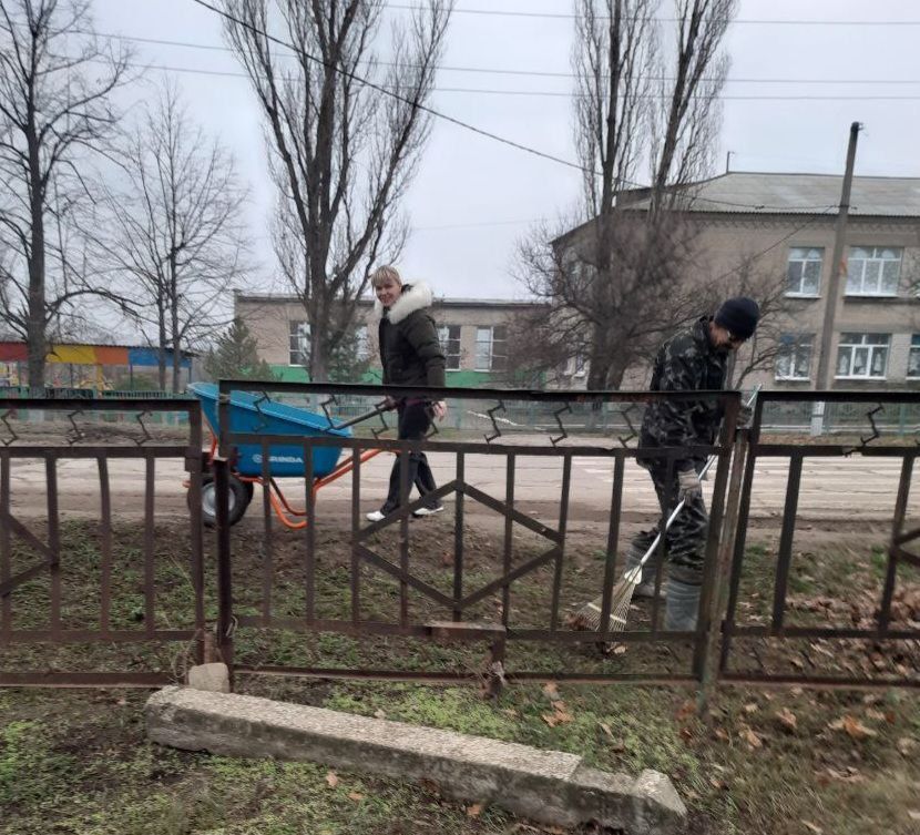 Сегодня в пгт Луганское прошел экологический субботник Сегодня в пгт Луганское прошел экологический субботник