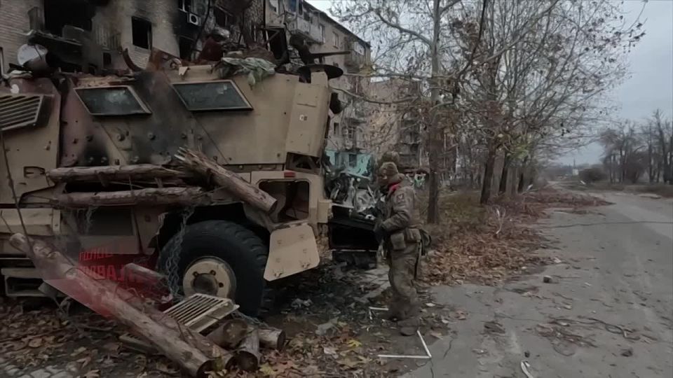 Сырский продолжает докладывать, что ВСУ удерживают Покровск