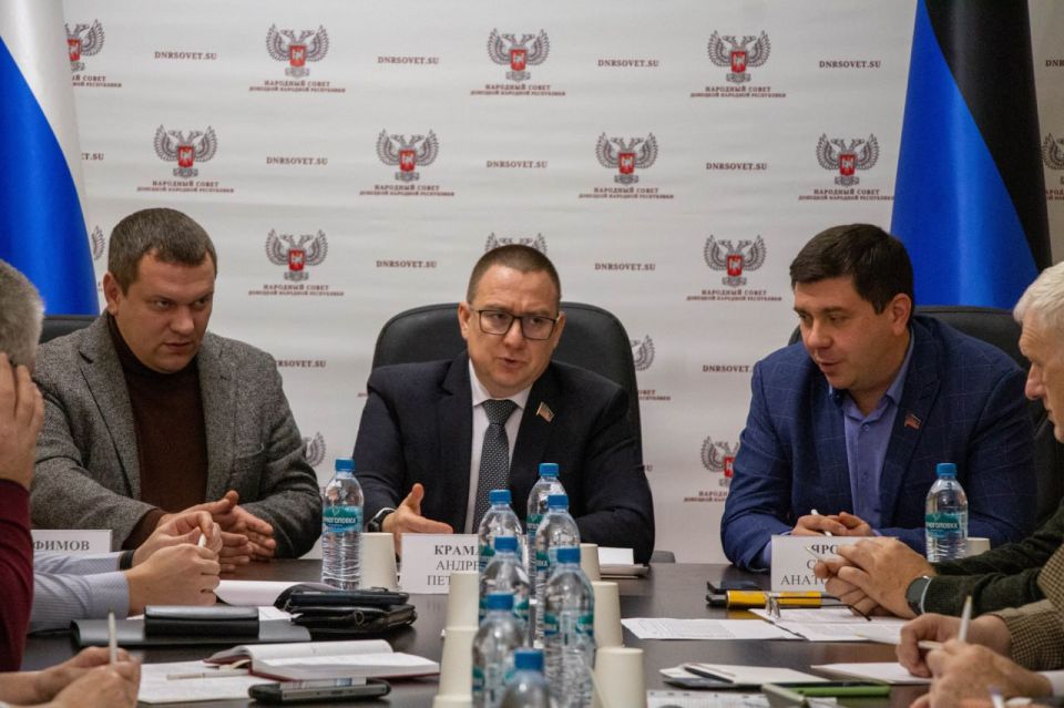 Андрей Крамар: Не просто так проводил параллели между работой наших добровольцев и депутатским трудом: дел сегодня выдалось достаточно - и по волонтерской линии, и по парламентской Андрей Крамар: Не просто так проводил параллели между работой наших добровольцев и депутатским трудом: дел сегодня выдалось достаточно - и по волонтерской линии, и по парламентской