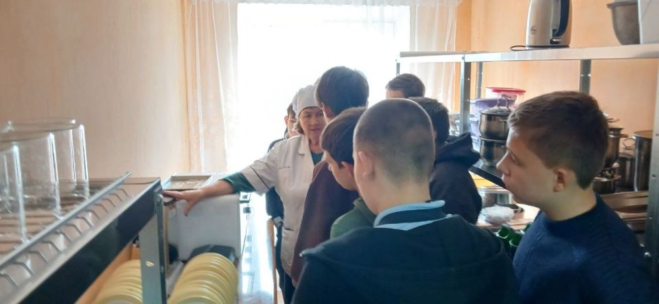 Путь к будущей профессии: юные гости в Ясиноватском многопрофильном техникуме Путь к будущей профессии: юные гости в Ясиноватском многопрофильном техникуме