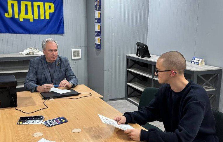 ПРИЕМЫ ГРАЖДАН. Депутаты Донецкого городского совета продолжают активную работу с избирателями, стараясь оперативно реагировать на актуальные проблемы, возникающие в жизни города ПРИЕМЫ ГРАЖДАН. Депутаты Донецкого городского совета продолжают активную работу с избирателями, стараясь оперативно реагировать на актуальные проблемы, возникающие в жизни города