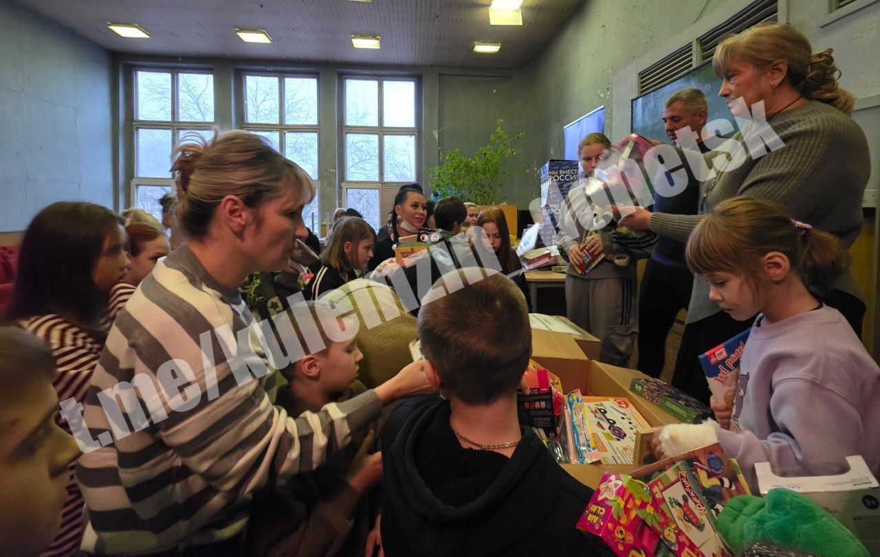 Алексей Кулемзин: Активисты партии «Единая Россия» продолжают раздавать «Коробки храбрости» в детские медицинские учреждения Донецка Алексей Кулемзин: Активисты партии «Единая Россия» продолжают раздавать «Коробки храбрости» в детские медицинские учреждения Донецка