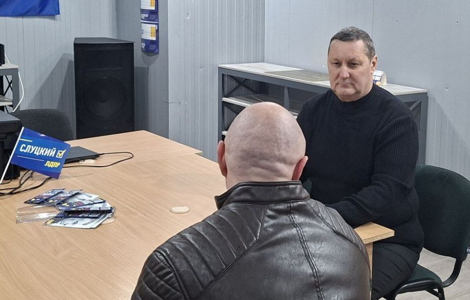 ПРИЕМЫ ГРАЖДАН. Депутаты Донецкого городского совета продолжают активную работу с избирателями, стараясь оперативно реагировать на актуальные проблемы, возникающие в жизни города ПРИЕМЫ ГРАЖДАН. Депутаты Донецкого городского совета продолжают активную работу с избирателями, стараясь оперативно реагировать на актуальные проблемы, возникающие в жизни города