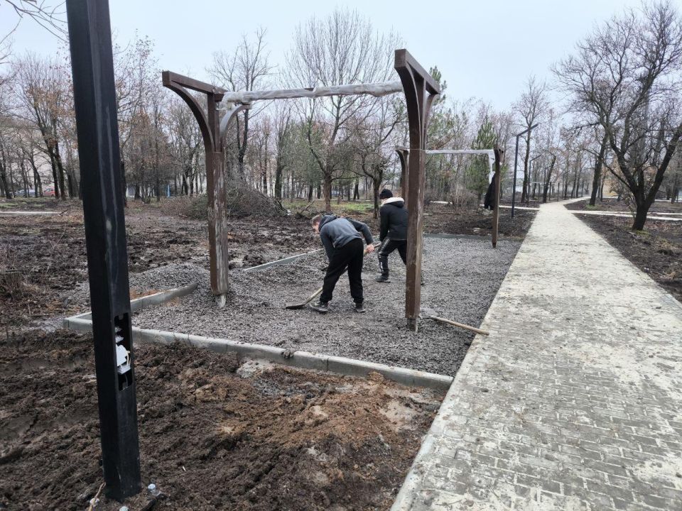 Якутия устанавливает качели в парке Докучаевска Якутия устанавливает качели в парке Докучаевска