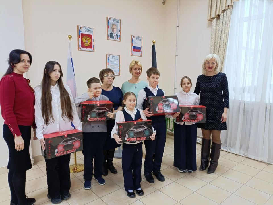 Подарки юным талантам от Женского движения Единой России! Подарки юным талантам от Женского движения Единой России!