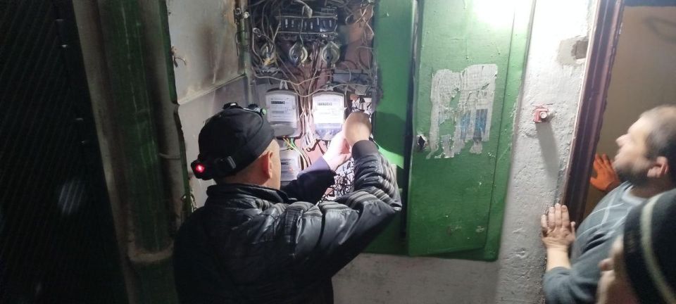 Специалисты из Хабаровского края восстановили электроснабжение жилого дома в Дебальцево Специалисты из Хабаровского края восстановили электроснабжение жилого дома в Дебальцево