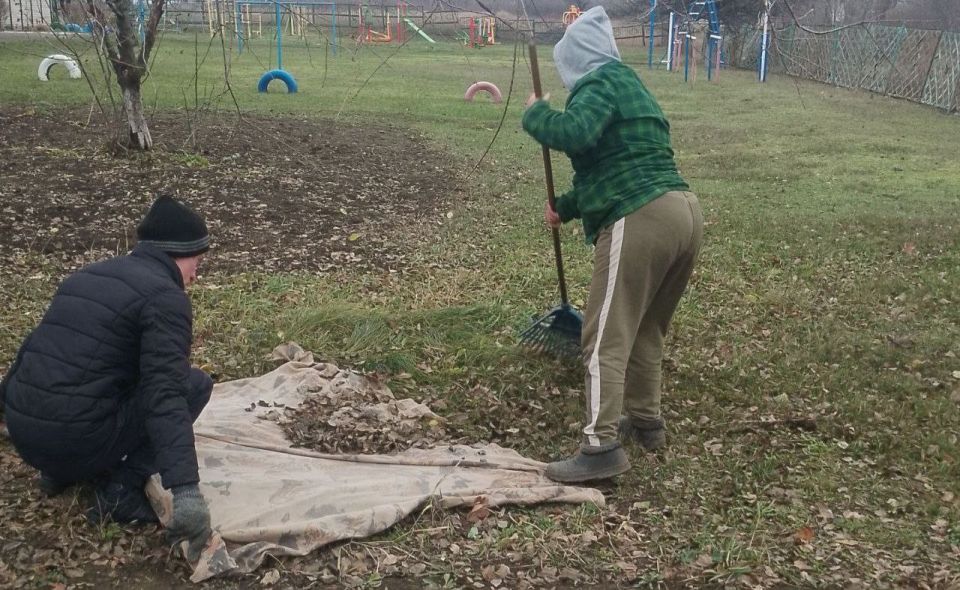 Сегодня в пгт Луганское прошел экологический субботник