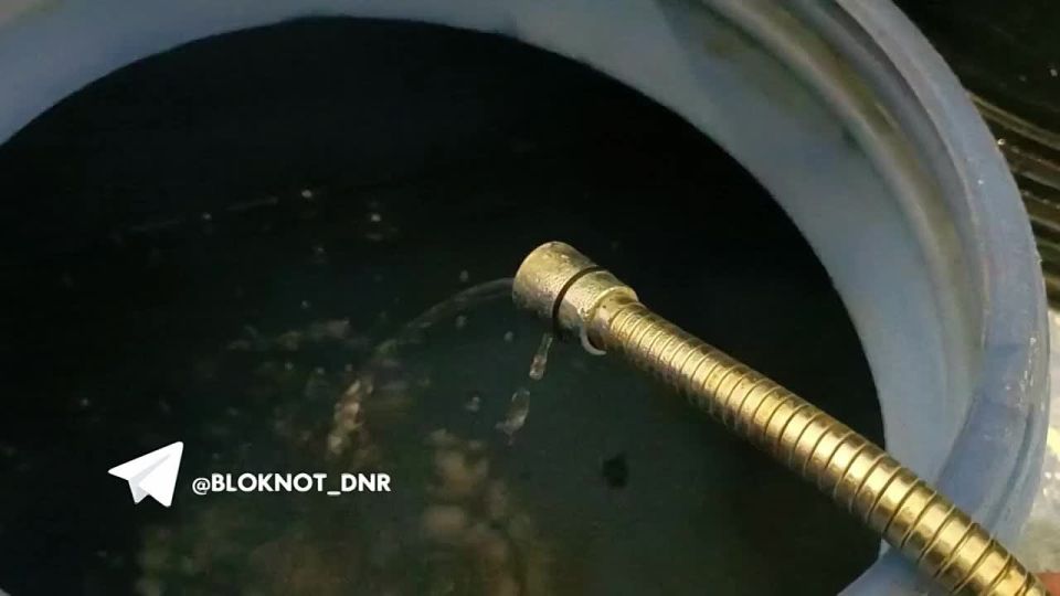 Напор невероятной мощности на улице Университетской в Донецке