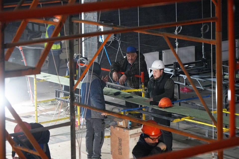 Величественность и роскошь: как сегодня выглядит изнутри восстанавливаемый Мариупольский драмтеатр Величественность и роскошь: как сегодня выглядит изнутри восстанавливаемый Мариупольский драмтеатр