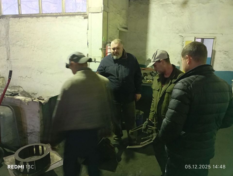 05 декабря 2025 года в Дебальцево депутат Дебальцевского городского совета от "Единой России" Андрей Ермолаев провел встречу с жителями и лично проверил работу котельной "Квартальная", обеспечивающей теплом множество...