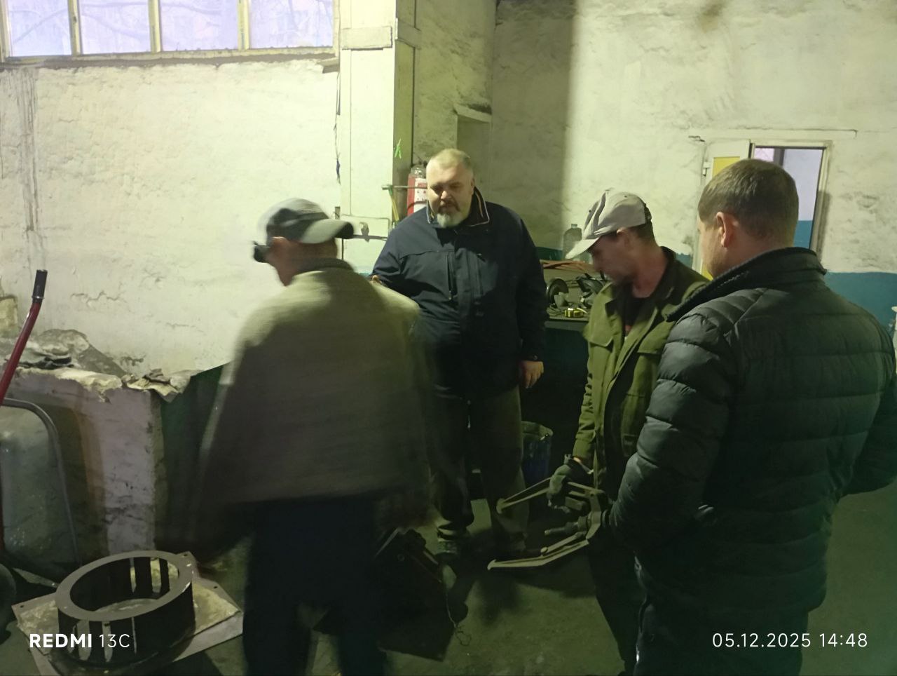 05 декабря 2025 года в Дебальцево депутат Дебальцевского городского совета от "Единой России" Андрей Ермолаев провел встречу с жителями и лично проверил работу котельной "Квартальная", обеспечивающей теплом множество...