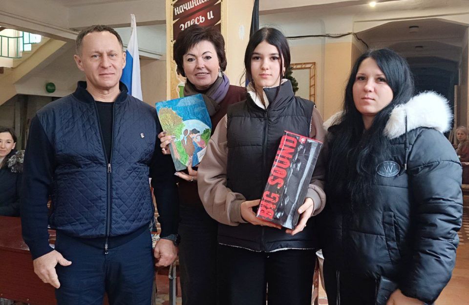 Александр Пеняев: С большим удовольствием поздравили вместе с председателем муниципального совета Анной Бондарь наших талантливых детей – победителей конкурса рисунков, который инициировало Женское движение «Единой России» в... Александр Пеняев: С большим удовольствием поздравили вместе с председателем муниципального совета Анной Бондарь наших талантливых детей – победителей конкурса рисунков, который инициировало Женское движение «Единой России» в...