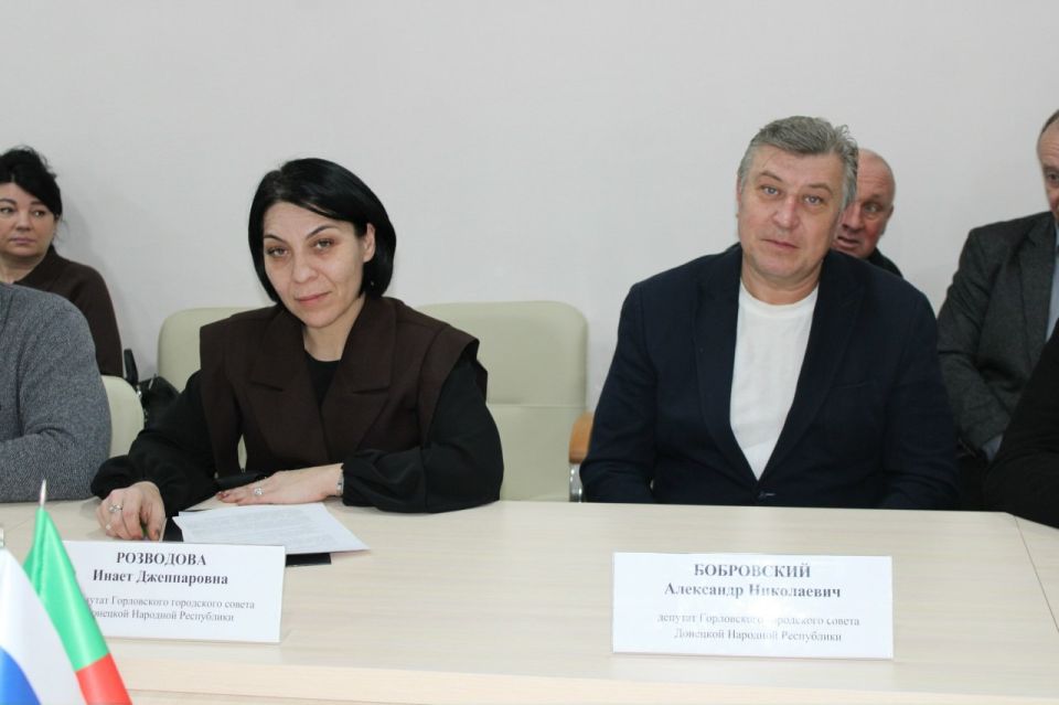 Роман Конев: 5 декабря 2025 года состоялось пятьдесят шестое внеочередное заседание Горловского городского совета Донецкой Народной Республики первого созыва под руководством временно исполняющего полномочия председателя... Роман Конев: 5 декабря 2025 года состоялось пятьдесят шестое внеочередное заседание Горловского городского совета Донецкой Народной Республики первого созыва под руководством временно исполняющего полномочия председателя...