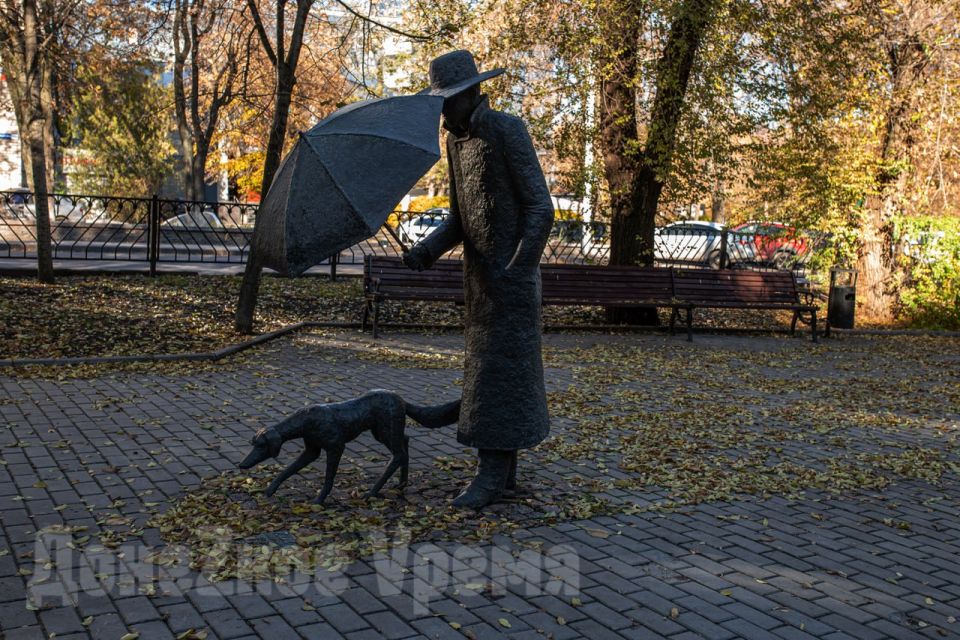 Жанровые скульптуры и памятники Донецка: мирный “Друг” появился в разгар военных действий