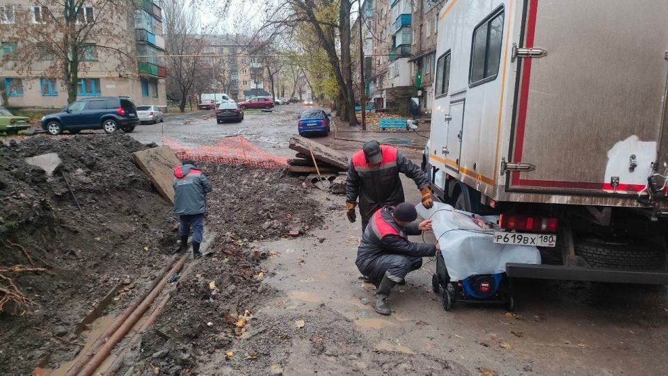 СПЕЦИАЛИСТАМИ ШАХТЕРСКОГО ФИЛИАЛА «ДОНБАССТЕПЛОЭНЕРГО» ОПЕРАТИВНО ЛИКВИДИРОВАНА АВАРИЯ НА ТРУБОПРОВОДЕ ТЕПЛОСНАБЖЕНИЯ