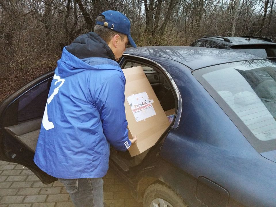 Сегодня, 5 декабря, в рамках благотворительной акции «Коробка храбрости» Всероссийской политической партии "Единая Россия", руководитель Управы Калининского внутригородского района Администрации г.о. Донецк Елена Синецкая... Сегодня, 5 декабря, в рамках благотворительной акции «Коробка храбрости» Всероссийской политической партии "Единая Россия", руководитель Управы Калининского внутригородского района Администрации г.о. Донецк Елена Синецкая...