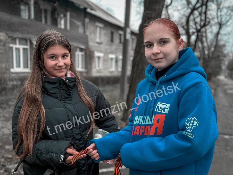 «День Георгиевской ленты». В преддверии Дня Георгиевской ленты в рамках проекта «Историческая память» партии «Единая Россия» активисты в Донецке раздавали георгиевские ленты «День Георгиевской ленты». В преддверии Дня Георгиевской ленты в рамках проекта «Историческая память» партии «Единая Россия» активисты в Донецке раздавали георгиевские ленты