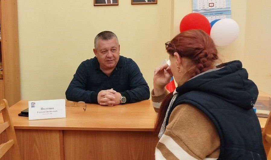 ПРИЕМЫ ГРАЖДАН. Депутаты Донецкого городского совета продолжают активную работу с избирателями, стараясь оперативно реагировать на актуальные проблемы, возникающие в жизни города ПРИЕМЫ ГРАЖДАН. Депутаты Донецкого городского совета продолжают активную работу с избирателями, стараясь оперативно реагировать на актуальные проблемы, возникающие в жизни города