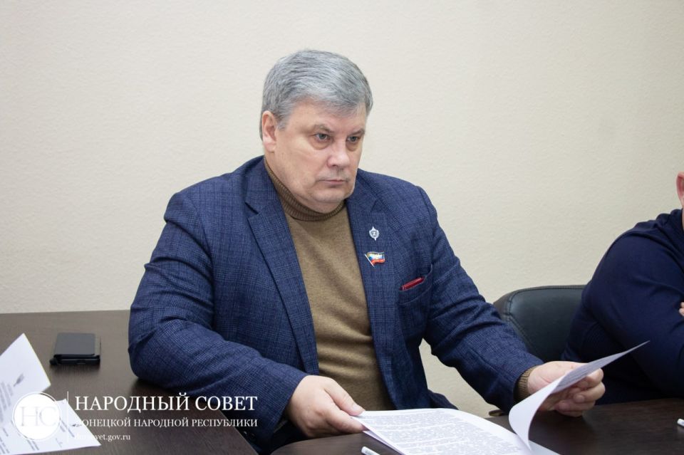 Депутаты рассмотрели проект постановления коллег из Законодательной Думы Хабаровского края Депутаты рассмотрели проект постановления коллег из Законодательной Думы Хабаровского края