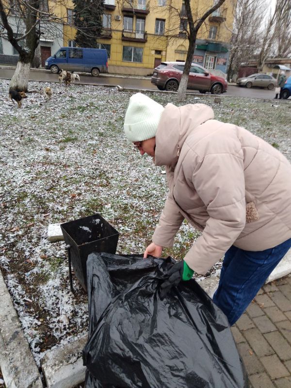 Сегодня, 5 декабря 2025 года, в городском округе Дебальцево прошёл экологический субботник, посвящённый уборке Центральной площади города и прилегающей территории Сегодня, 5 декабря 2025 года, в городском округе Дебальцево прошёл экологический субботник, посвящённый уборке Центральной площади города и прилегающей территории