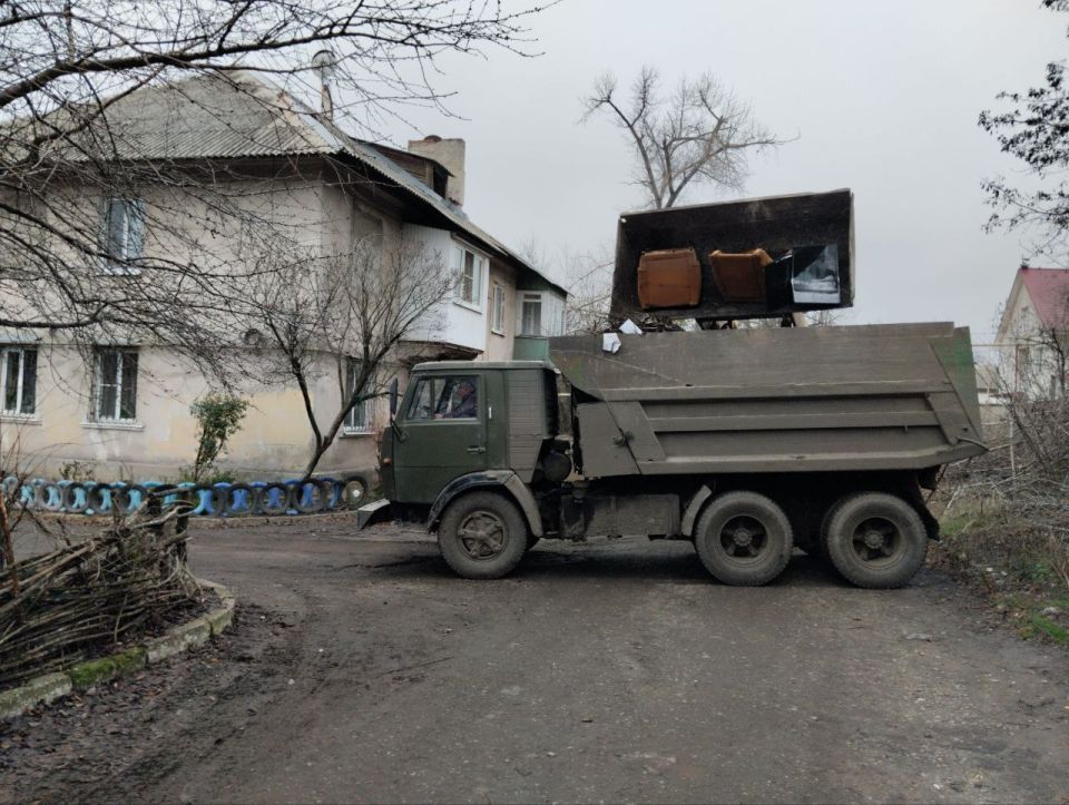 5 декабря с целью приведения территории в надлежащее санитарное состояние выполнены работы по вывозу крупногабаритных накоплений мусора на контейнерных площадках по адресам: ул. Кирова, д. 124; ул. Чудская, д. 11; ул....