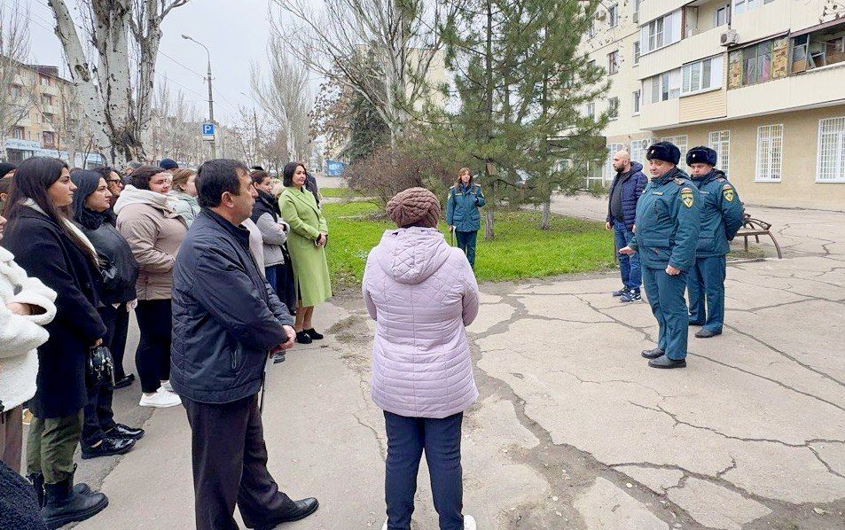 Учебная эвакуация в Ильичёвском районном суде г. Мариуполя Донецкой Народной Республики: сотрудники МЧС провели тренировку и рассказали о правилах поведения при пожаре