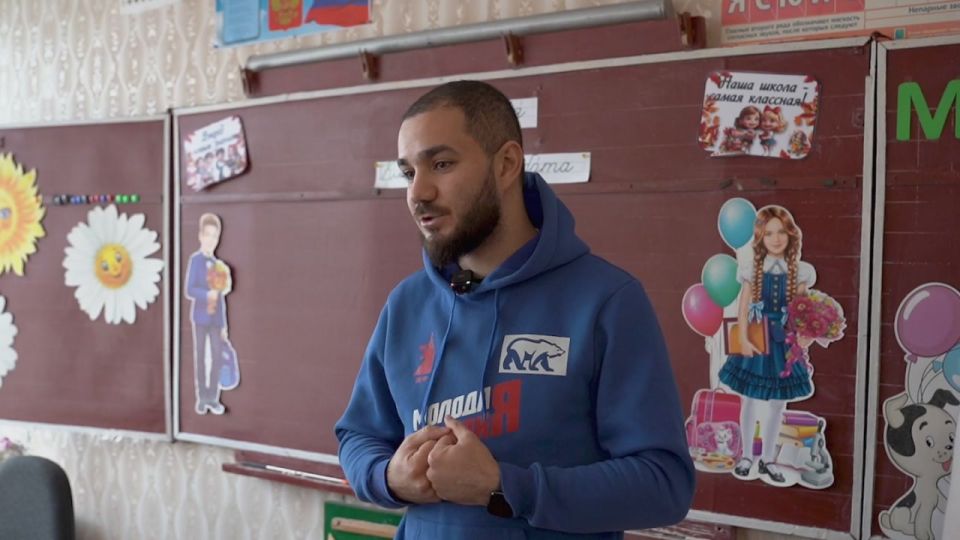 В Енакиево школьникам вручили планшеты от Анны Кузнецовой