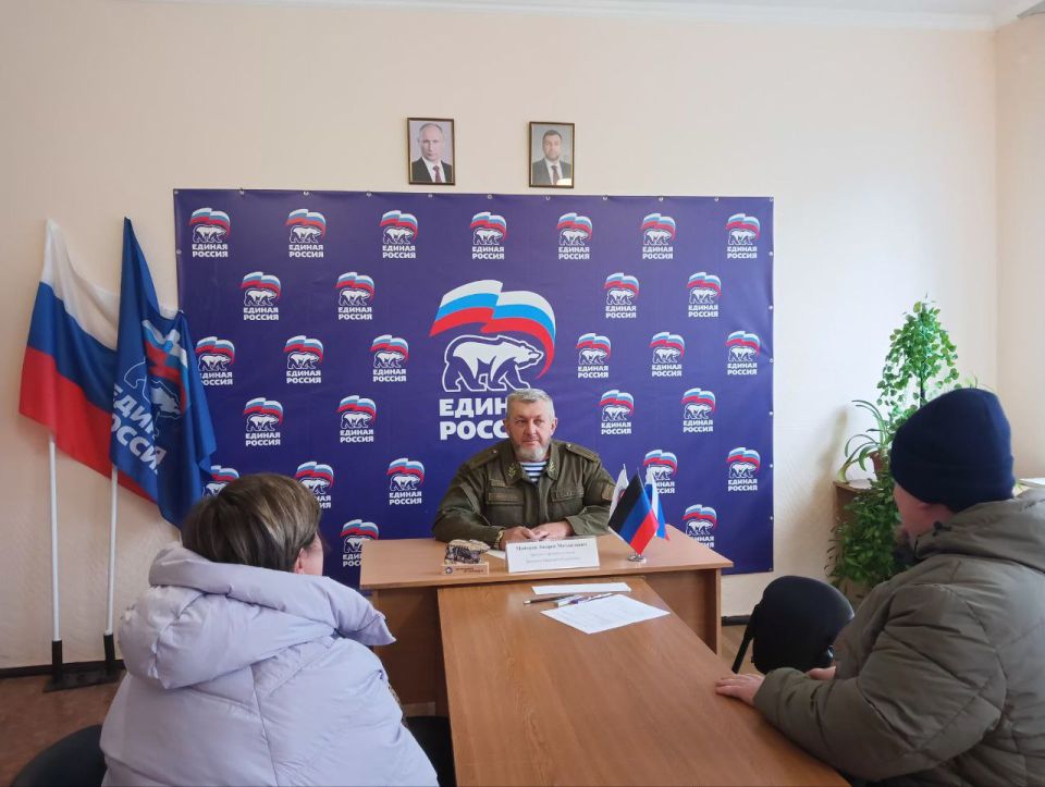4 декабря 2025 года депутаты Дебальцевского городского совета Донецкой Народной Республики Андрей Майоров и Владимир Плехов провели личный приём граждан в общественной приёмной Всероссийской политической партии «Единая... 4 декабря 2025 года депутаты Дебальцевского городского совета Донецкой Народной Республики Андрей Майоров и Владимир Плехов провели личный приём граждан в общественной приёмной Всероссийской политической партии «Единая...
