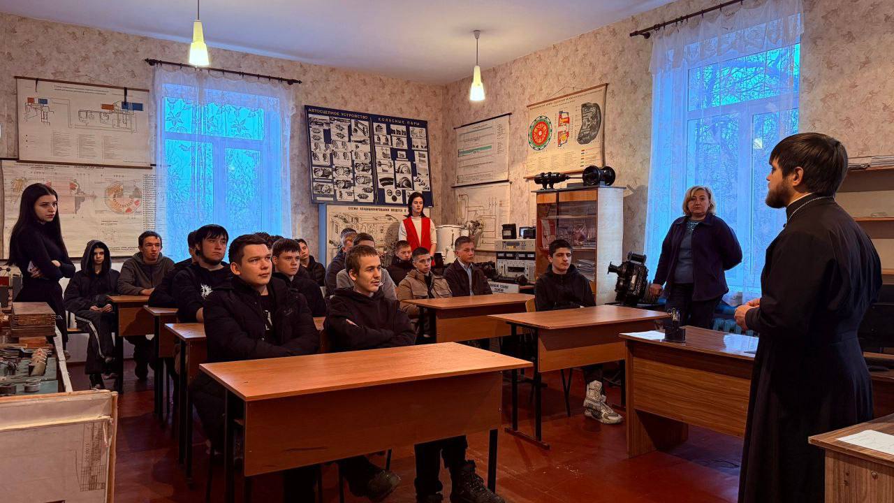 Отдел по делам молодёжи и спорта администрации Ясиноватского муниципального округа организовал для студентов Ясиноватского ГБПОУ «Ясиноватский ТМТ» необычную и очень живую встречу Отдел по делам молодёжи и спорта администрации Ясиноватского муниципального округа организовал для студентов Ясиноватского ГБПОУ «Ясиноватский ТМТ» необычную и очень живую встречу