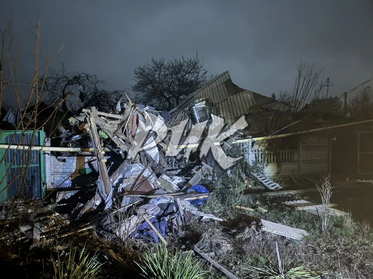 Иван Приходько: Разрушенный прямым попаданием снаряда ВФУ дом в посёлке Короленко (Центрально-Городской район Горловки) Иван Приходько: Разрушенный прямым попаданием снаряда ВФУ дом в посёлке Короленко (Центрально-Городской район Горловки)