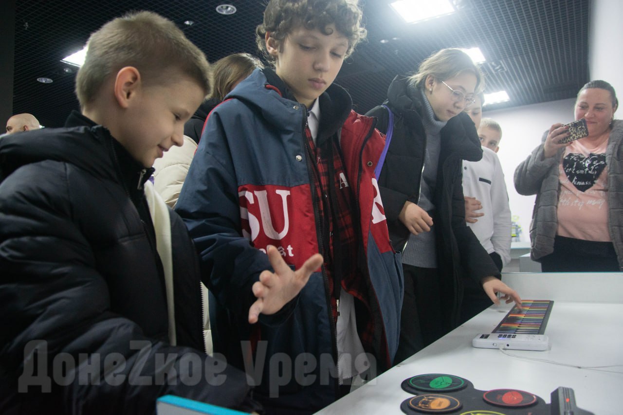 Можно потрогать, поиграть и пообщаться: в Донецке завершает работу выставка робототехники Можно потрогать, поиграть и пообщаться: в Донецке завершает работу выставка робототехники