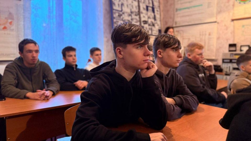 Отдел по делам молодёжи и спорта администрации Ясиноватского муниципального округа организовал для студентов Ясиноватского ГБПОУ «Ясиноватский ТМТ» необычную и очень живую встречу Отдел по делам молодёжи и спорта администрации Ясиноватского муниципального округа организовал для студентов Ясиноватского ГБПОУ «Ясиноватский ТМТ» необычную и очень живую встречу