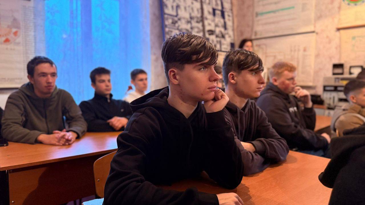 Отдел по делам молодёжи и спорта администрации Ясиноватского муниципального округа организовал для студентов Ясиноватского ГБПОУ «Ясиноватский ТМТ» необычную и очень живую встречу Отдел по делам молодёжи и спорта администрации Ясиноватского муниципального округа организовал для студентов Ясиноватского ГБПОУ «Ясиноватский ТМТ» необычную и очень живую встречу