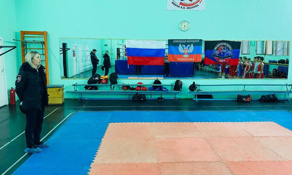 Сегодня в рамках профилактической беседы состоялось общение сотрудников полиции ОМВД РОССИИ "ХАРЦЫЗСКИЙ" с юными спортсменами Сегодня в рамках профилактической беседы состоялось общение сотрудников полиции ОМВД РОССИИ "ХАРЦЫЗСКИЙ" с юными спортсменами
