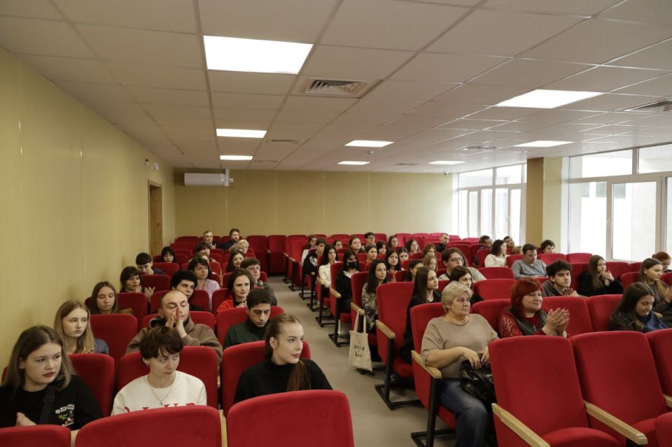 5 декабря 2025 г. в стенах Мариупольского государственного университета имени А.И. Куинджи, на факультете гуманитарных и социальных наук, состоялась встреча, объединившая студентов, преподавателей и талантливых художников 5 декабря 2025 г. в стенах Мариупольского государственного университета имени А.И. Куинджи, на факультете гуманитарных и социальных наук, состоялась встреча, объединившая студентов, преподавателей и талантливых художников