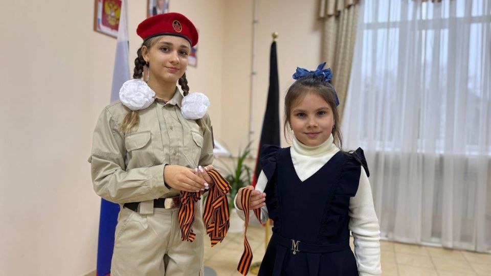 Активисты из юнармейского отряда ГБОУ "Школа N7 Ясиноватского МО" провели в стенах школы важную акцию: раздали учителям и ученикам символ праздника - Дня Георгиевской ленты, который празднуется 6 декабря Активисты из юнармейского отряда ГБОУ "Школа N7 Ясиноватского МО" провели в стенах школы важную акцию: раздали учителям и ученикам символ праздника - Дня Георгиевской ленты, который празднуется 6 декабря