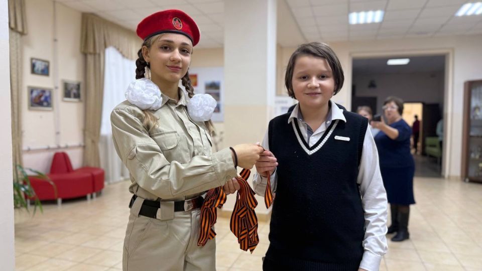 Активисты из юнармейского отряда ГБОУ "Школа N7 Ясиноватского МО" провели в стенах школы важную акцию: раздали учителям и ученикам символ праздника - Дня Георгиевской ленты, который празднуется 6 декабря Активисты из юнармейского отряда ГБОУ "Школа N7 Ясиноватского МО" провели в стенах школы важную акцию: раздали учителям и ученикам символ праздника - Дня Георгиевской ленты, который празднуется 6 декабря