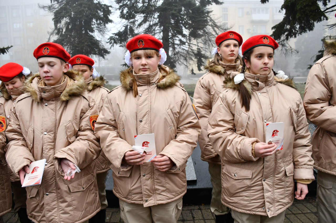 Сергей Желновач: В Дебальцево прошла торжественная церемония принятия присяги юнармейцами Сергей Желновач: В Дебальцево прошла торжественная церемония принятия присяги юнармейцами