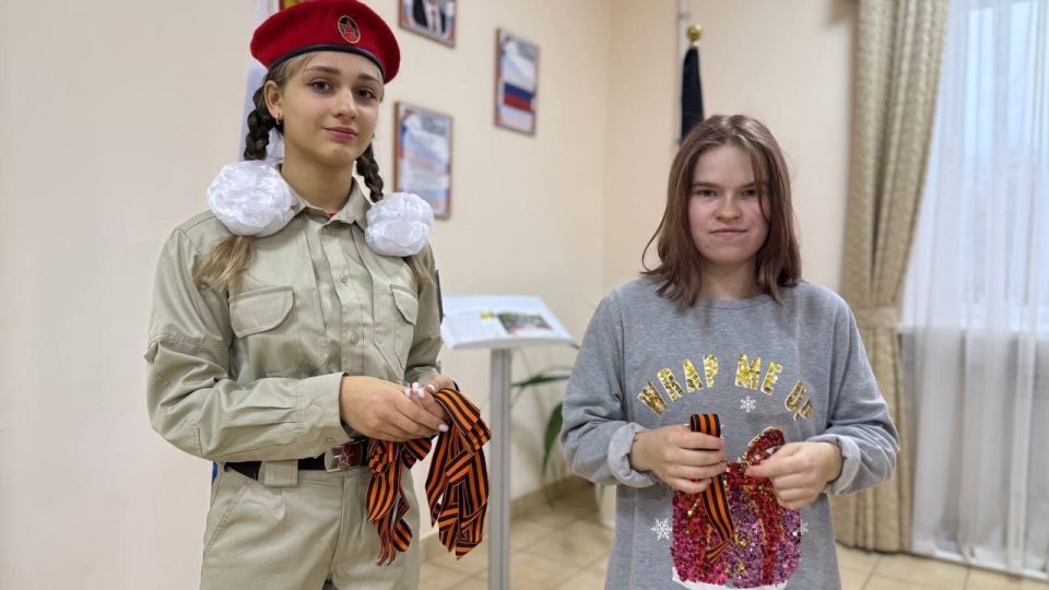 Активисты из юнармейского отряда ГБОУ "Школа N7 Ясиноватского МО" провели в стенах школы важную акцию: раздали учителям и ученикам символ праздника - Дня Георгиевской ленты, который празднуется 6 декабря Активисты из юнармейского отряда ГБОУ "Школа N7 Ясиноватского МО" провели в стенах школы важную акцию: раздали учителям и ученикам символ праздника - Дня Георгиевской ленты, который празднуется 6 декабря