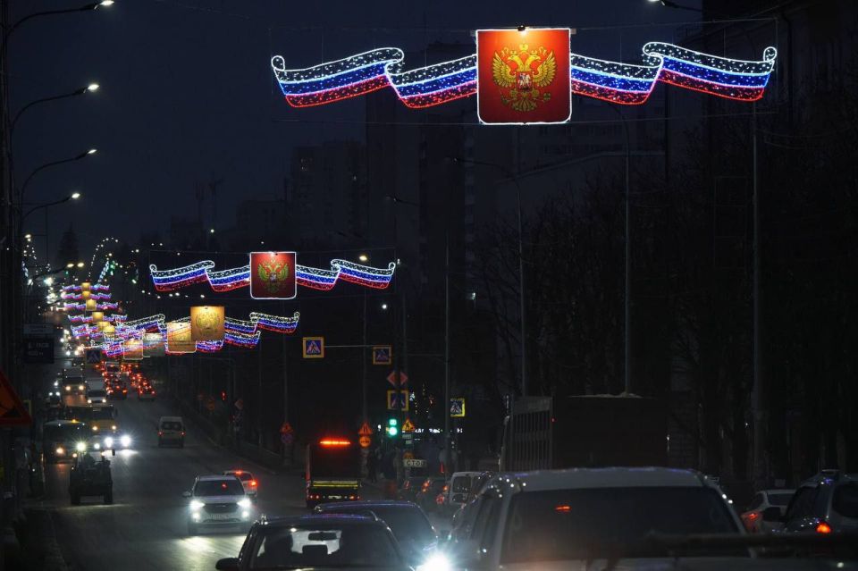 Ленинский проспект Мариуполя готов к встрече нового года Ленинский проспект Мариуполя готов к встрече нового года